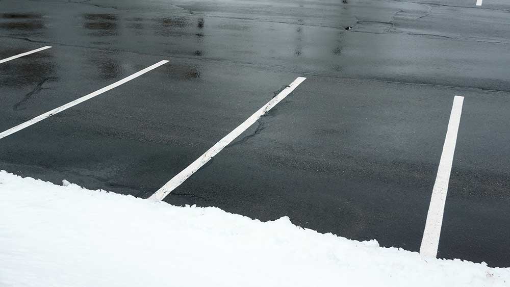 Leerer Parkplatz mit entferntem Schnee